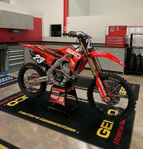 2019 first look! 🙌🏼🔥 | @honda_powersports_us @amsoilinc @fcsuspension Source IG: fchonda Dirt Bike Garage Workshop, Motocross Garage Ideas, Dirt Bike Garage Ideas, Dirt Bike Garage, Motocross Garage, Dirt Bike Shop, Dirt Bike Room, Custom Scrambler, Honda Dirt Bike