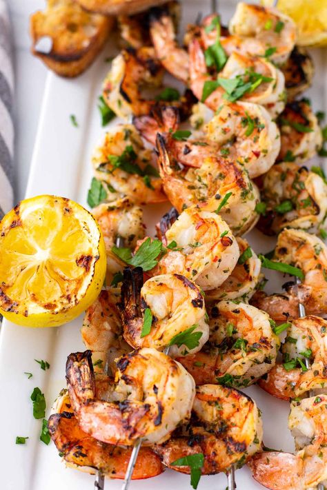 Grilled Shrimp Marinade! This citrus-based marinade is perfect for grilled shrimp. Made with fresh lemon juice, fresh parsley, and aromatics. It's the perfect shrimp marinade. Marinade For Prawns, Shrimp Marinade For Grill, Shrimp Marinade Recipes, Italian Dressing Marinade, Grilled Shrimp Marinade, Marinated Grilled Shrimp, Shrimp Marinade, Lemon Shrimp, Marinade Recipes