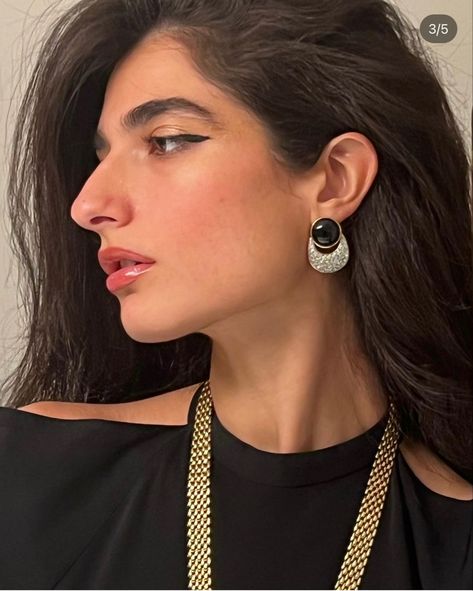 Woman With Large Nose, Hawk Nose Women, Make Up Big Nose, Greek Facial Features, Greek Nose Women, Aquiline Nose Women, Roman Nose Aesthetic, Roman Nose Women, Beautiful Big Nose