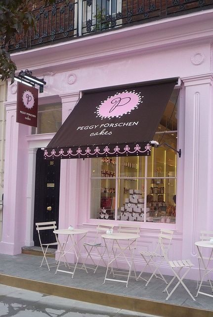 Peggy Porschen Cakes, Display Visual Merchandising, Pink Store, Store Front Windows, Peggy Porschen, Vintage Bakery, Cupcake Shops, Bakery Design, Cafe Logo