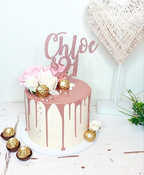 Jen Metcalfe || Cakes by Jen | Elegant 21st Birthday Cake 💕💕 . . Inspired by @jenscouturecakes! Check her out her cakes are unbelievable 😍😱 . . . . #elegant… | Instagram 21 Birthday Cake Ideas For Her, Elegant 21st Birthday, 18th Birthday Cake For Girls, 21st Birthday Cake For Girls, Birthday Cakes For Girls, Birthday Cocktail Party, Cakes For Girls, Elegant Instagram, 21st Birthday Girl