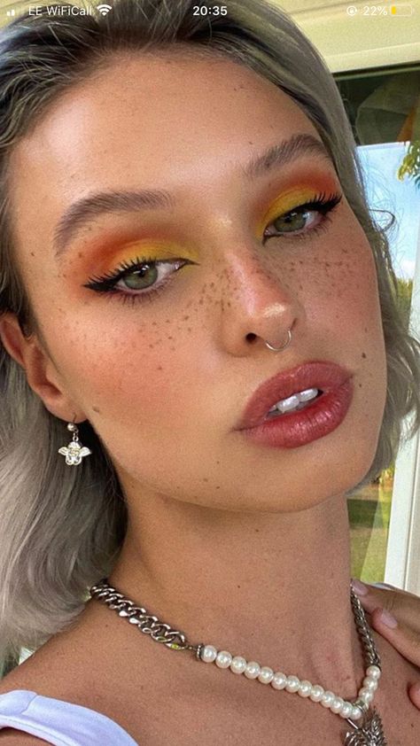 Yellow Orange Eye Makeup, Yellow And Orange Makeup, Hawaiian Makeup, Orange Eye Shadow, Orange Shadow, Summer Eyeshadow, Yellow Eye Makeup, Summer Makeup Trends, Sunset Makeup