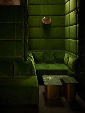 Whiskey Lounge, Lobby Seating, Moody Interiors, Booth Seating, Design Hotel, Green Rooms, Living Room Diy, Hotel Lobby, Lounge Room