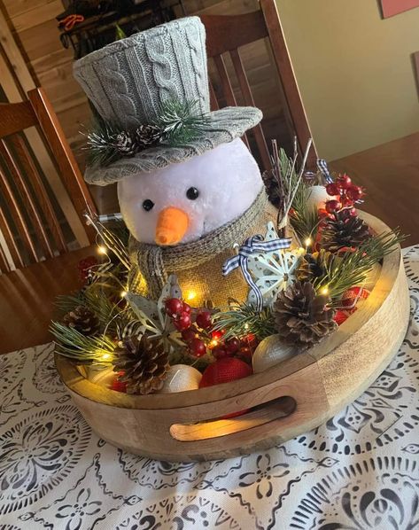 Snowman Christmas Table Settings, Snowman Tablescape, Christmas Decor Table, Christmas Trays, Xmas Centerpieces, Christmas Ideas Crafts, Snowmen Crafts, Christmas Tree Decorating Themes, Womens Christmas