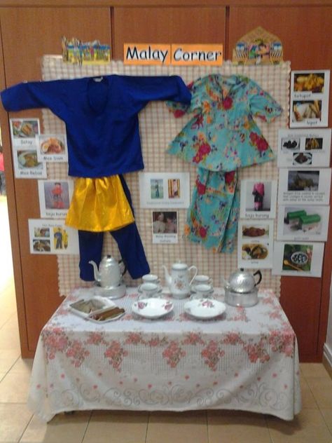 Malay corner Hari Merdeka Malaysia Art And Craft, Racial Harmony Day Activities, Raya Craft, Raya Deco, Harmony Day Activities, Racial Harmony, Childhood Activities, Early Childhood Activities, Harmony Day