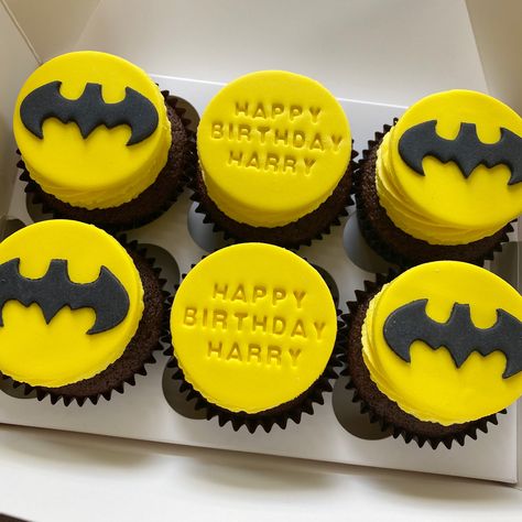 Batman Cupcakes Ideas, Batman Themed Birthday Party, Batman Cupcakes, Spiderman Cake Topper, Batman Metal, Superhero Cupcakes, Cupcakes For Men, Dinosaur Birthday Theme, Batman Theme