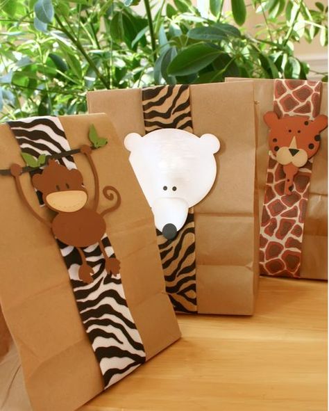 Put snacks in a paper bag, wrap with animal print ribbons, and stick an animal sticker on the front. Looks easy to replicate! Pola Topi, Brown Paper Bags, Zoo Birthday, Zoo Party, Jungle Birthday, בר מצווה, Creative Gift Wrapping, Jungle Party, Safari Birthday