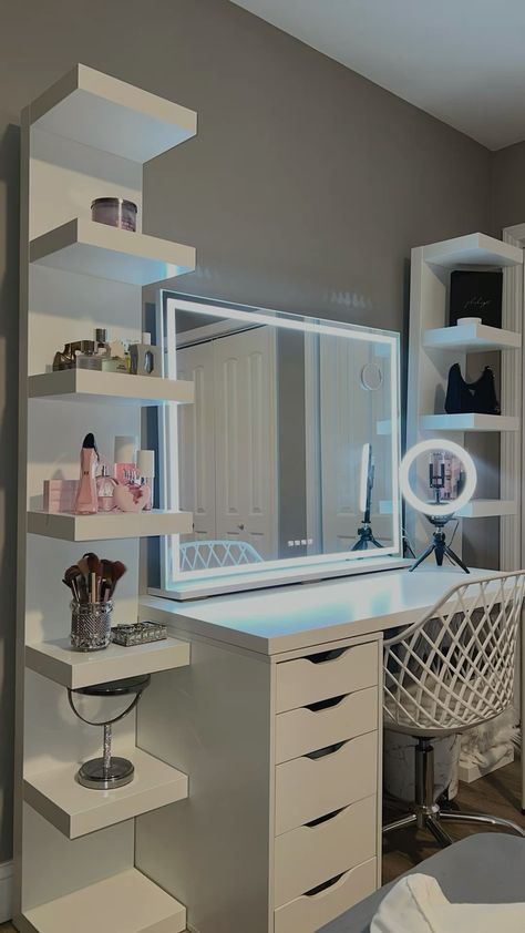 Clean White Room Ideas, Room Decor Ideas Vanity, Bedroom Decor With Vanity, Makeover Room Ideas Bedrooms, Bedroom Ideas Cozy Aesthetic, Simple Room Makeover Ideas, Small Room Makeover Bedroom, Room Inspiration Bedroom Modern, Room Inspo Vanity