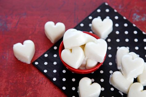 Yogurt Gelatin Gummy Heart Dog Treats - Dalmatian DIY Easy Dog Treat Recipes, Pet Diy, Gummies Recipe, Easy Dog Treats, Dog Treats Homemade Recipes, Diy Dog Treats, Low Fat Yogurt, Healthy Heart, Homemade Yogurt