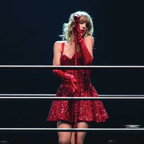 Taylor Swift Red Tour, Taylor Swift Dress, Taylor Outfits, Taylor Swift Tour Outfits, Taylor Swift Web, Estilo Taylor Swift, Red Tour, Taylor Swift Red, Taylor Swift Outfits