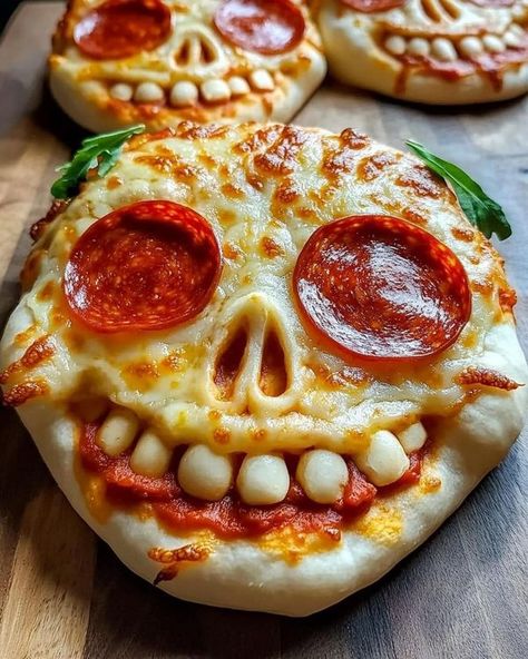 Halloween Pizza Recipes, Halloween Main Dish, Pizza Skulls, Creative Halloween Treats, Halloween Themed Drinks, Delicious Halloween Treats, Halloween Food Crafts, Spooky Dinner, Halloween Pizza