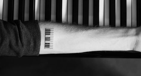 Keyboard Piano Tattoo, Simple Piano Tattoo, Piano Line Art Tattoo, Minimal Piano Tattoo, Tattoos For Pianists, Keyboard Tattoo Piano, Tattoo Piano Ideas, Piano Tattoo Minimalist, Small Piano Tattoo