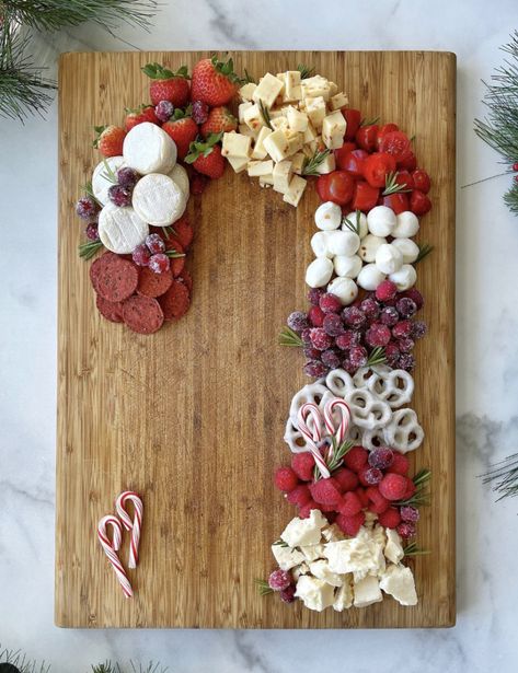 Christmas Cheeseboard Ideas, Christmas Cheese Board Ideas, Christmas Charcuterie Board Ideas, Christmas Cheese Board, Cheese Board Ideas, Christmas Cheese Boards, Christmas Charcuterie Board, Best Christmas Appetizers, White Chocolate Covered Pretzels