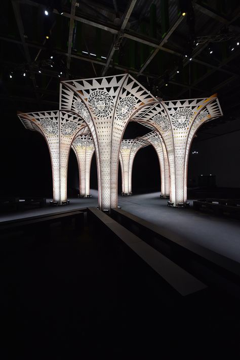 Hyelmo erects plywood columns for Versace's autumn winter show Architecture Entrance Design, Entrance Design Architecture, Classical Architecture House, Fashion Show Design, Winter Menswear, Catwalk Design, Set Design Theatre, Luxury Wedding Decor, Entrance Design