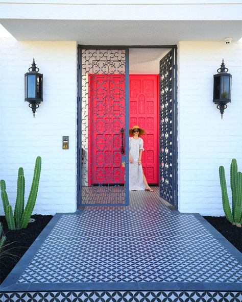 Pink Doors, Palm Springs Houses, Palm Springs Architecture, Pink Front Door, Palm Springs House, Moroccan Modern, Palm Springs Style, Pink Door, Interiors Magazine