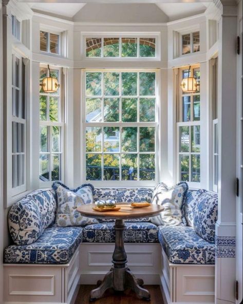 Space Breakfast, Window Seat Kitchen, Breakfast Nook Ideas, Bay Window Seat, Breakfast Rooms, Eating Area, Nook Ideas, Blue Cottage, Blue White Decor