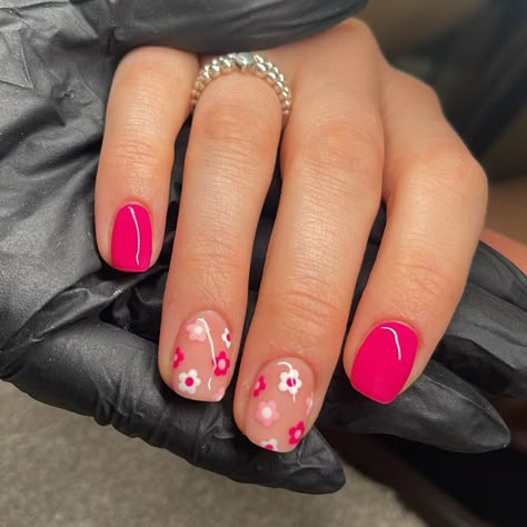 Short Painted Nails Summer, Natural Hot Pink Nails, Hummingbird Nails Art, Flower Toes Designs, Nail Ideas For Natural Short Nails, Hot Pink Nail Designs Short, Short Nails Ideas Flowers, Short Natural Summer Nails, Short Nails With Flower Design