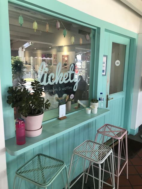 Small Ice Cream Shop Design Interior, Ice Cream Cafe Interior Design, Waffle Shop Design Ideas, Small Ice Cream Shop Design, Turquoise Cafe, Beach Kiosk, Cafe Interior Vintage, Ice Cream Waffle, Green Cafe