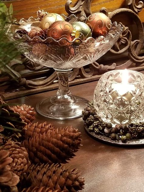 Displaying Crystal Glassware Ideas, Punch Bowl Decorating Ideas, Bowl Centerpieces, Vintage Table Centerpieces, Glass Bowl Centerpieces, Glassware Display, Christmas Soup, Christmas Boutique, Christmas Booth