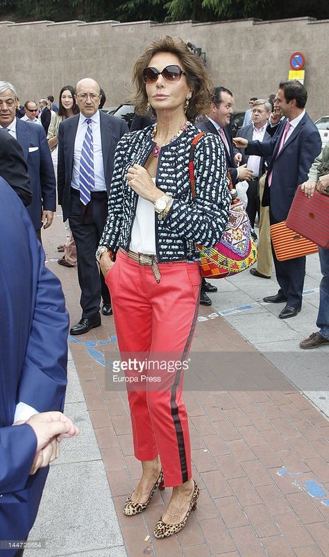 Nati Abascal attends San Isidro Bullfight 2012 at Plaza de Toros de Las Ventas on May 17, 2012 in Madrid, Spain. Estilo Hippy, Celebrity Faces, Outfit Plan, Older Women Fashion, Style Muse, Womens Fashion Inspiration, Over 50 Womens Fashion, Madrid Spain, 1950s Fashion