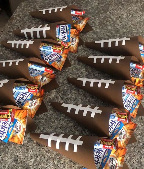 Football Team After Game Snacks, Football Mom Snack Ideas, Football Themed Birthday Party Favors, Kids Sports Themed Birthday Party, Cheer Themed Snacks, Football Party Gift Bag Ideas, Football Ideas Decoration, Youth Football Snack Ideas, Flag Football Snacks For Kids