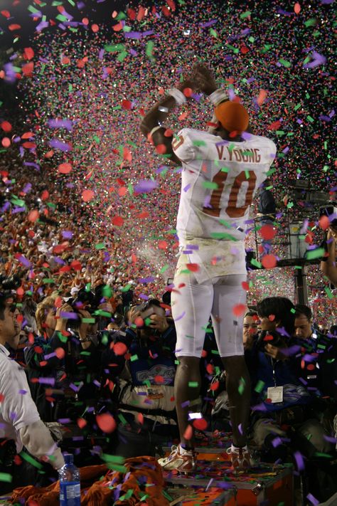 Vince Young, one of the best! :) Texas Longhorns Football Wallpaper, Football Aesthetics, Gridiron Gang, Longhorn Football, Nfl Wallpaper, Ut Football, Collage Football, Nfl Vikings, Ut Longhorns