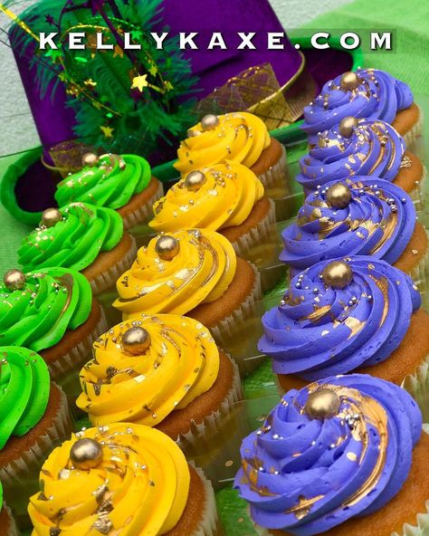 Mardi Gras Treat Table, Mardi Gras Cakes, Mardi Gras Snacks, Mardi Gras Cupcakes, Work Desserts, Mardi Gras Desserts, Mardi Gras Cake, Mardi Gras Wedding, Spring Cupcakes