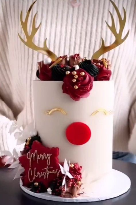 Reindeer Christmas Cake, Reindeer Cake Christmas, Reindeer Cake Ideas, Raindeer Cake, Rudolph Cake, Christmas Desserts Cakes, Easy Christmas Cupcakes, Reindeer Cake, Christmas Birthday Cake