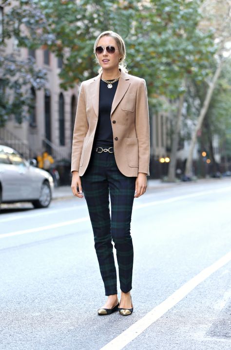 work wear street style fall fashion trends 2013 new york city nyc the classy cubicle fashion blog for young professional women females woman girls 20s 30s 40s appropriate work wear office attire outfits professional corporate suit dos and donts crimes top ten day to night transition interview preppy office style dress for success step up lean in suit up Spring Outfit Women, Classy Cubicle, Comfy Work Outfit, Classic Work Outfits, Young Professional Outfits, Pijamas Women, Professional Work Outfit, Basic Fashion, Tan Blazer