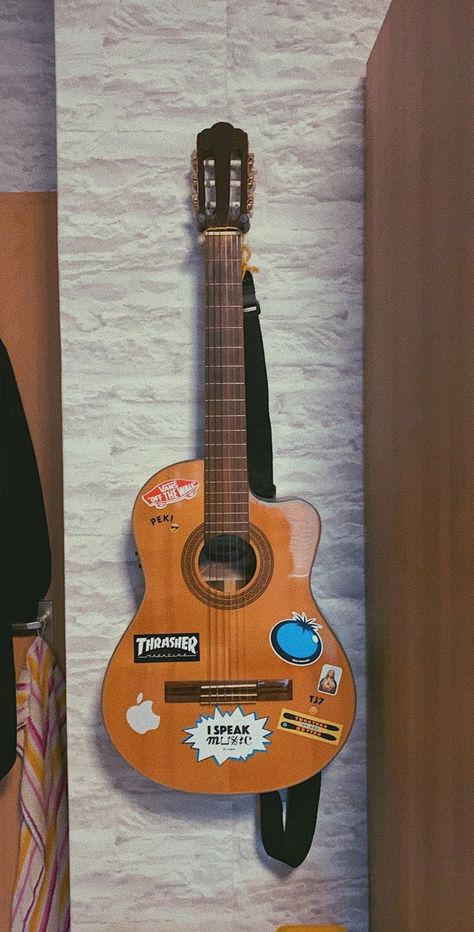 Arte Do Ukulele, Gitar Vintage, Fb Profile Photo, Grunge Posters, Guitar Stickers, Guitar Obsession, Guitar Photos, Stickers Vintage, Guitar Photography