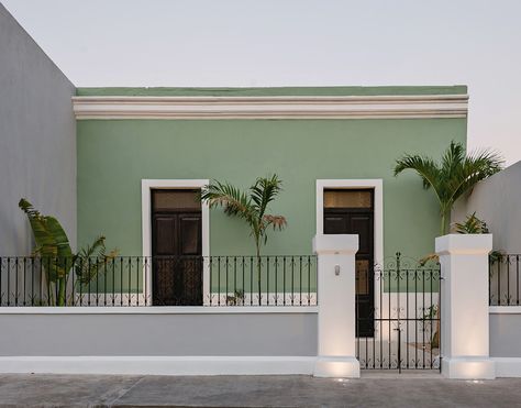 Casa que canta | homify Modern Outdoor Spaces, Mexico House, Pintura Exterior, Casas Coloniales, Casa Vintage, Inspirational Photos, Casa Exterior, House Paint Exterior, Green House