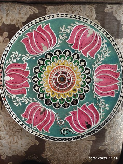 Mandala Clay Art, Om Lippan Art, Lotus Lippan Art, Kanha Drawing, Mirror Craft, Lippon Art, Lipan Art, Macrame Products, Painted Mirror Art