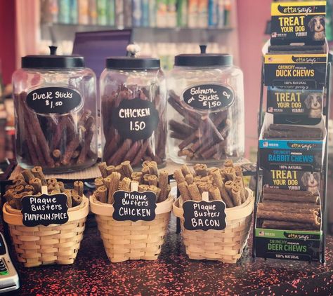 Farmers Market Display Dog Treats, Vendor Booth Display Ideas Dog Treats, Dog Treat Market Stall, Dog Event, Pet Store Design, Farmers Market Display, Vendor Booth Display, Vendor Table, Dog Treats Homemade Easy