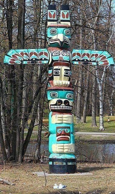 Native American Totem Poles, Arte Haida, Totem Pole Art, Native American Totem, Emily Carr, Snakebites, Pole Art, Totem Poles, Wilde Westen