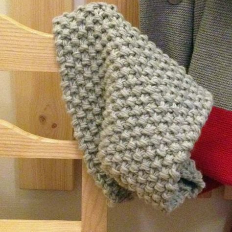 Voici un modèle de snood pour enfant tout simple à tricoter. Je voulais utiliser une laine qui monte vite mais qui soit facile à entretenir. J'ai testé le Merino ExtraFine de Drops : une laine supe... Snood Pattern, Crochet Baby Beanie, Poncho Knitting Patterns, Diy Event, Diy Scarf, Crochet Beanie Pattern, Easy Knitting Patterns, Scarf Knitting Patterns, Lace Scarf