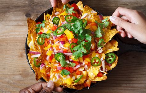 Loaded+Sweet+Pepper+Nachos+|+eatwell101.com Veggie Nachos Recipe, Superbowl Nachos, Baked Garlic Chicken, Pepper Nachos, Veggie Nachos, Nacho Recipes, Sweet Pepper, Best Appetizer Recipes, Quick And Easy Appetizers