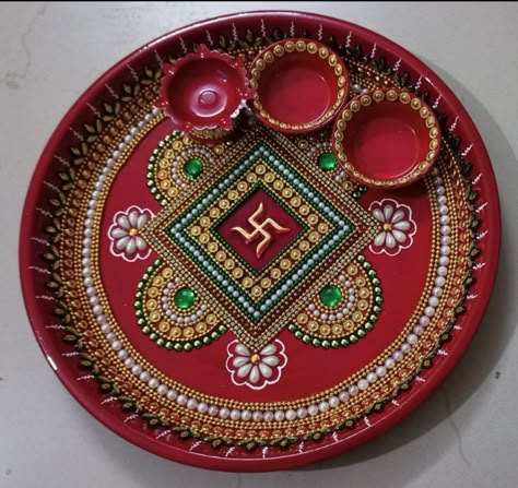 Aarthi Thali Decoration, Kanku Pagla Plate Decoration, Lippan Art Pooja Thali, Diwali Pooja Thali Decoration, Diya Plate Decoration Ideas, Pooja Plate Decoration, Ganpati Thali Decoration Ideas, Thali Decoration Ideas Indian Weddings, Aarti Thali Decoration Ideas For Wedding