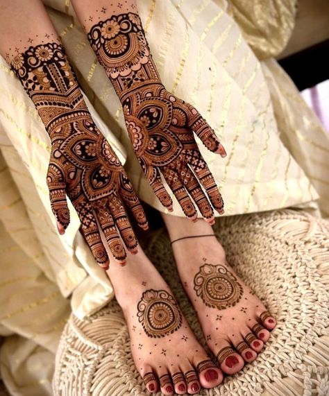 Indian Wedding Mehndi Designs, Bridal Sister Mehndi Design, Mehandhi Designs Bridal, Full Hand Mehndi Designs Back Side, Semi Bridal Mehendi Design, Roka Mehendi, Mehndi Designs For Brides, Bride Mehendi, Mehendi Designs For Hands