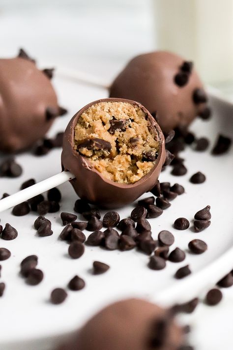 close up view of easy cookie dough cake pops with mini chocolate chips scattered Cookie Dough Cake Pops Recipe, Chocolate Chip Cake Pops Recipe, Baileys Cake Pops, How To Make Cake Balls, Cake Pop Easy, Cookies And Cream Cake Pops, Starbucks Cookie, Christmas Cake Pops Recipe, Funfetti Cake Pops