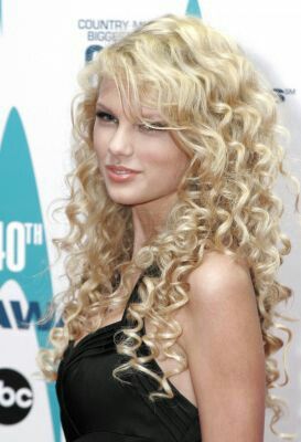 Taylor Swift Cma, Taylor Swift Red Carpet, Country Female Singers, Taylor Swift 2006, Miley Cyrus Style, Cma Awards, All About Taylor Swift, Taylor Swift Hair, Red Taylor