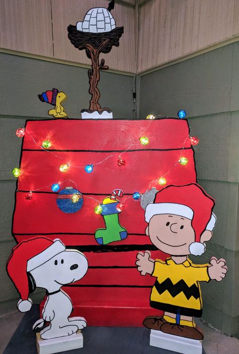 Charlie Brown Christmas Float, Charlie Brown Christmas Decorations, Christmas Floats, Rv Christmas, Snoopy Christmas Tree, Christmas Parade Floats, Holiday Yard Decorations, Outdoor Christmas Diy, Charlie Brown Christmas Tree