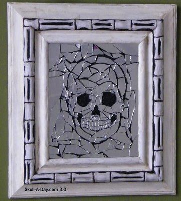 Mirror Mosaic Skull Broken Mirror Ideas, Broken Mirror Projects, Broken Mirror Diy, Skull Mirror, Mosaics Art, Skull Love, Mirror Crafts, Broken Mirror, Mirror Mosaic