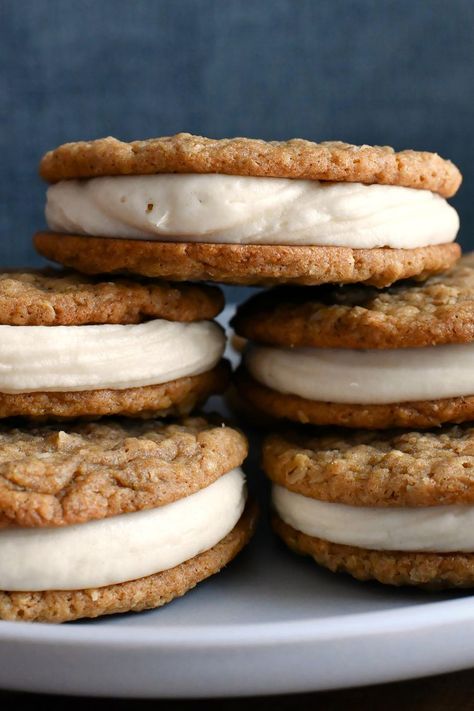 Brown Butter Oatmeal Sandwich Cookies Oat Meal Bars, Bacon Spinach Pasta, Oatmeal Pies, Oatmeal Cream Pie Recipe, Oatmeal Sandwich Cookies, Chicken Bacon Spinach Pasta, Oatmeal Creme Pies, Cookie Sandwich Recipes, Oatmeal Cream Pies