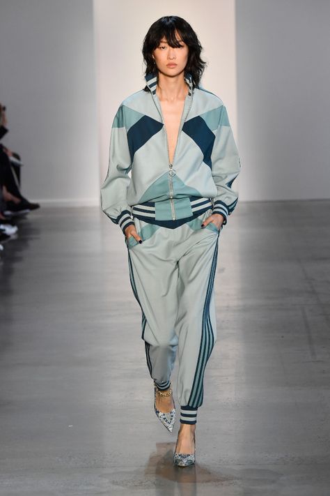 The-Chicest-Athleisure-Looks-From-NYFW-2018-We-Want-RN-Zimmermann Athleisure 2024 Trends, Sporty Womens Fashion, Model Athleisure, Designer Athleisure, Sporty Accessories, Athletic Chic, Athleisure Looks, Expensive Fashion, Athleisure Style