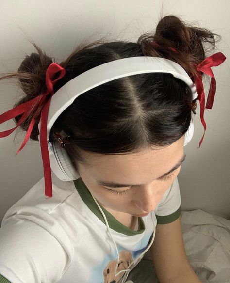 Hairstyles Sleek, Headphones Aesthetic, My Camera Roll, Try On Hairstyles, Center Of Attention, Ribbon Hairstyle, Peinados Fáciles Para Cabello Corto, Scene Hair, Sleek Hairstyles