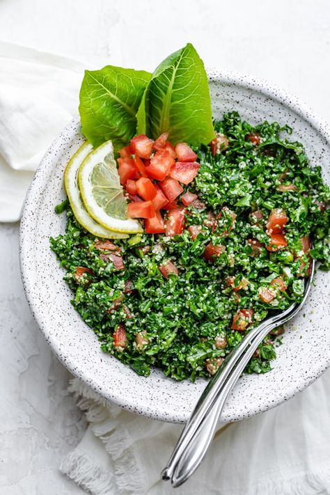 Tabouleh Salad Recipe, Healthy Ramadan Recipes, Lebanese Tabbouleh, Tabbouleh Salad Recipe, Arabisk Mad, Lebanese Salad, Tabouli Salad, Mediterranean Appetizers, Tabbouleh Recipe