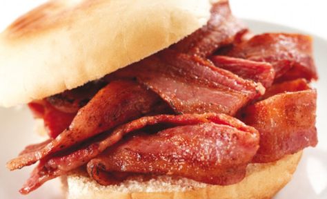 Bacon butties, roast dinners and a cuppa: 50 things we love best about Britain show we're a nation of food lovers Full English Breakfast, Bacon Sandwich, Kevin Bacon, Easy Camping Meals, I Love Heart, Roast Dinner, English Food, British Food, Camp Cooking