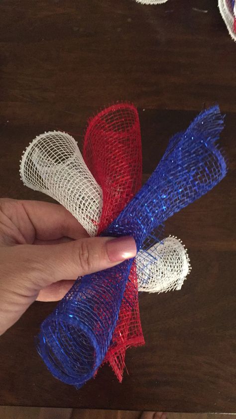 Easy Mesh Wreath, Patriotic Wreath Diy, Diy Patriotic Wreath, Patriotic Mesh Wreath, Decorative Mesh Wreaths, Deco Mesh Crafts, Mesh Ribbon Wreaths, Deco Mesh Wreaths Tutorials, Summer Mesh Wreaths