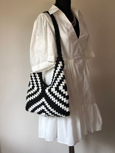 Crocheted granny square bag for women. Boho tote bag with shoulder strap. Perfect for 3 Granny Square Bag, Granny Square Shoulder Bag, Crochet Granny Square Bag, Boho Tote Bag, Boho Tote, Granny Square Bag, Crochet Granny Square, Crochet Inspiration, Crochet Tote