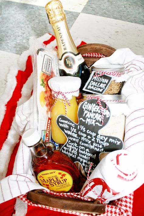 Unique Christmas Gifts Diy, Breakfast Gift Basket, Breakfast Basket, Diy Breakfast, Breakfast Gift, Christmas Gift Baskets Diy, Best Gift Baskets, Diy Wedding Gifts, Themed Gift Baskets